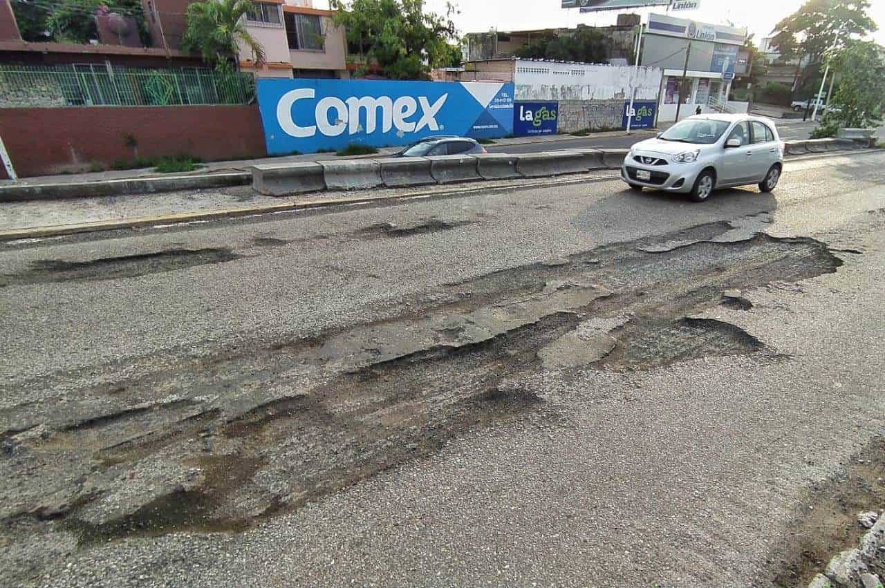 Se llena de baches Ruiz Cortines a la altura de Av. Universidad