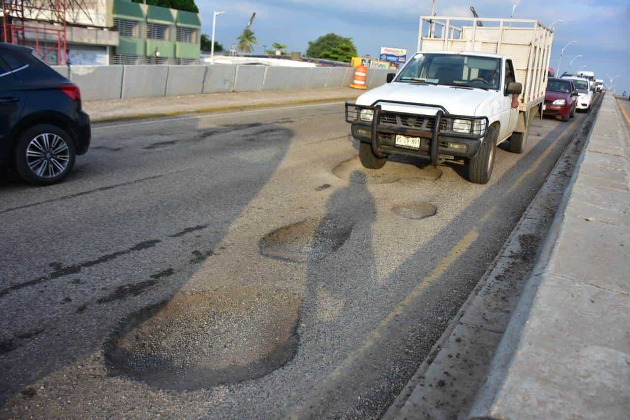 Se llena de baches Ruiz Cortines a la altura de Av. Universidad