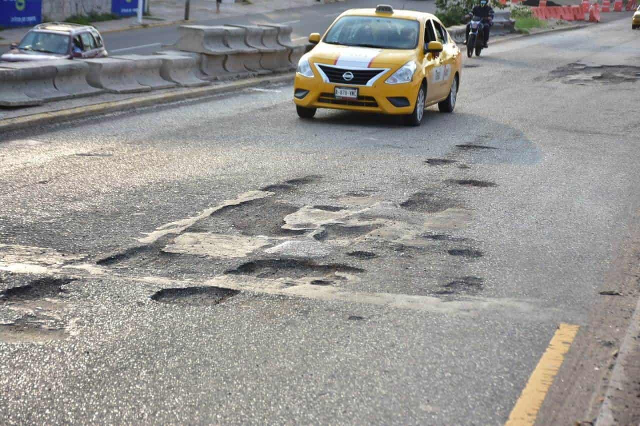 Se llena de baches Ruiz Cortines a la altura de Av. Universidad