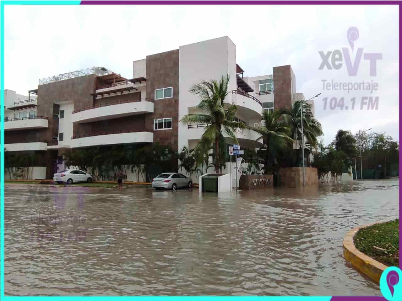 Zeta deja estragos en Playa del Carmen