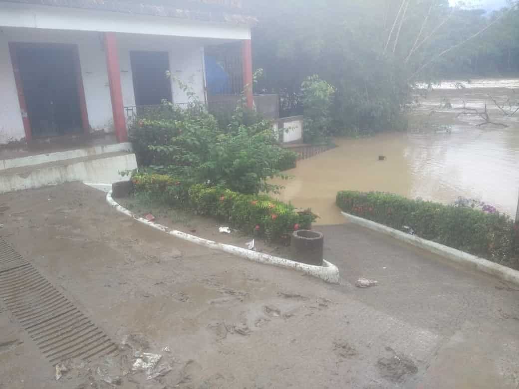 Reportan 400 casas afectadas por inundaciones en Tapijulapa Reportan 400 casas afectadas por inundaciones en Tapijulapa
