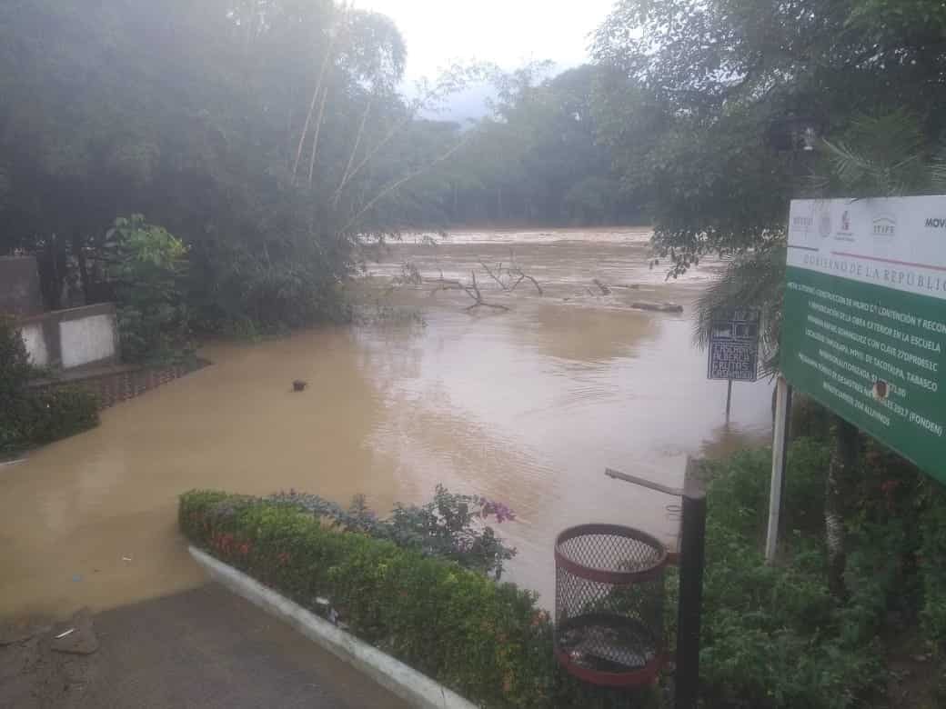 Reportan 400 casas afectadas por inundaciones en Tapijulapa Reportan 400 casas afectadas por inundaciones en Tapijulapa