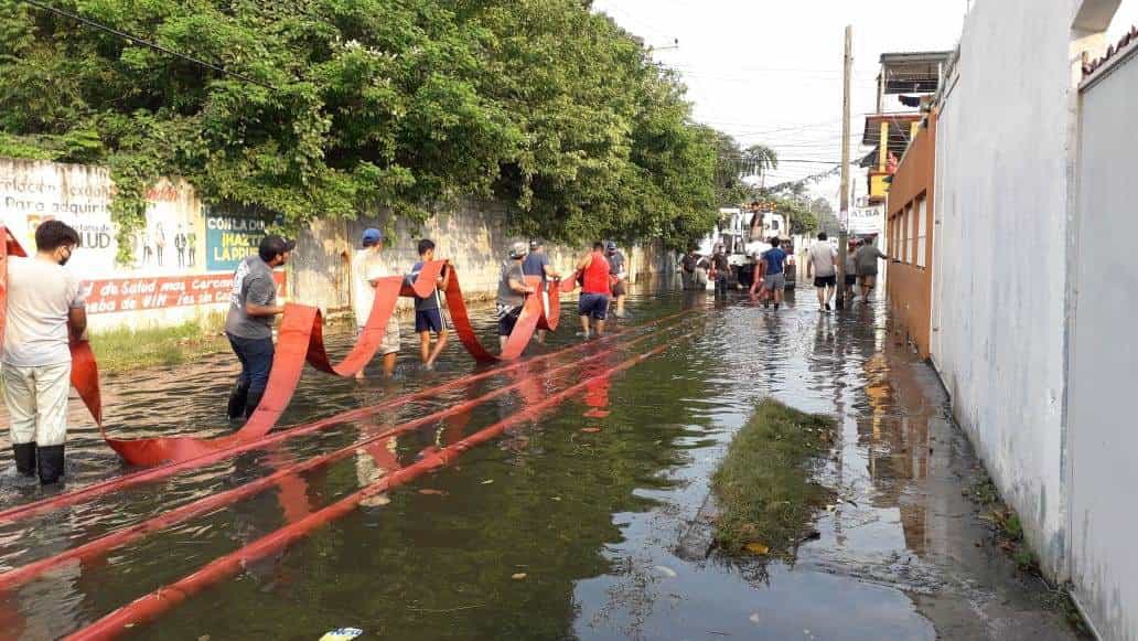 Instalan bombas para desalojar el agua que afecta a Gaviotas Norte