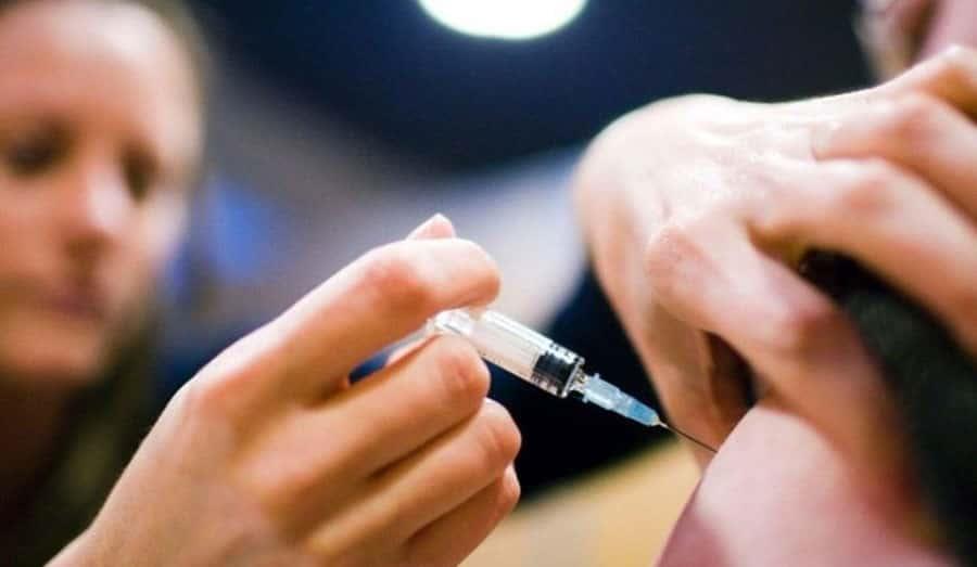 Inicia vacunación contra COVID e influenza