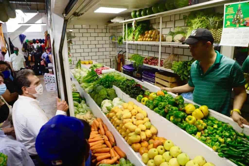 Recorre Evaristo Hernández el Pino Suárez; se reúne con líderes de uniones Recorre Evaristo Hernández el Pino Suárez; se reúne con líderes de uniones