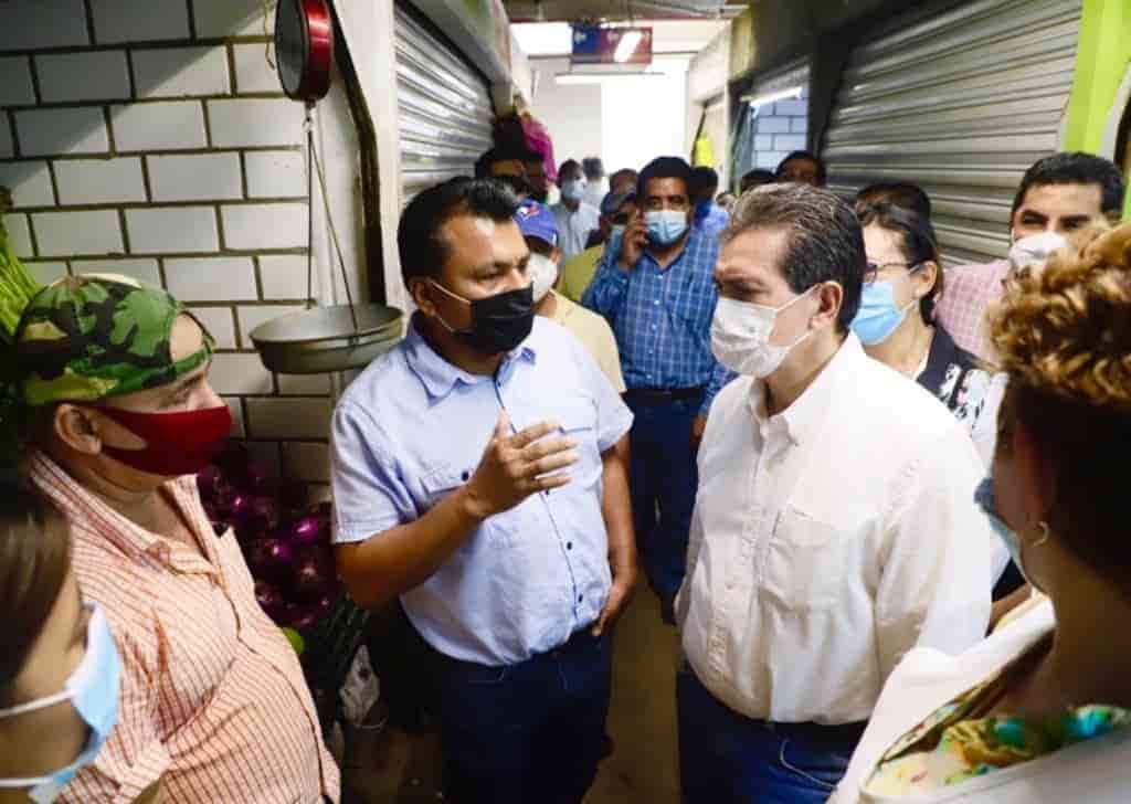 Recorre Evaristo Hernández el Pino Suárez; se reúne con líderes de uniones Recorre Evaristo Hernández el Pino Suárez; se reúne con líderes de uniones