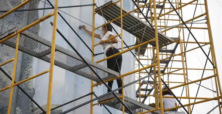 Dan retoque a mural de la Ceiba del tanque elevado de Usumacinta Dan retoque a mural de la Ceiba del tanque elevado de Usumacinta