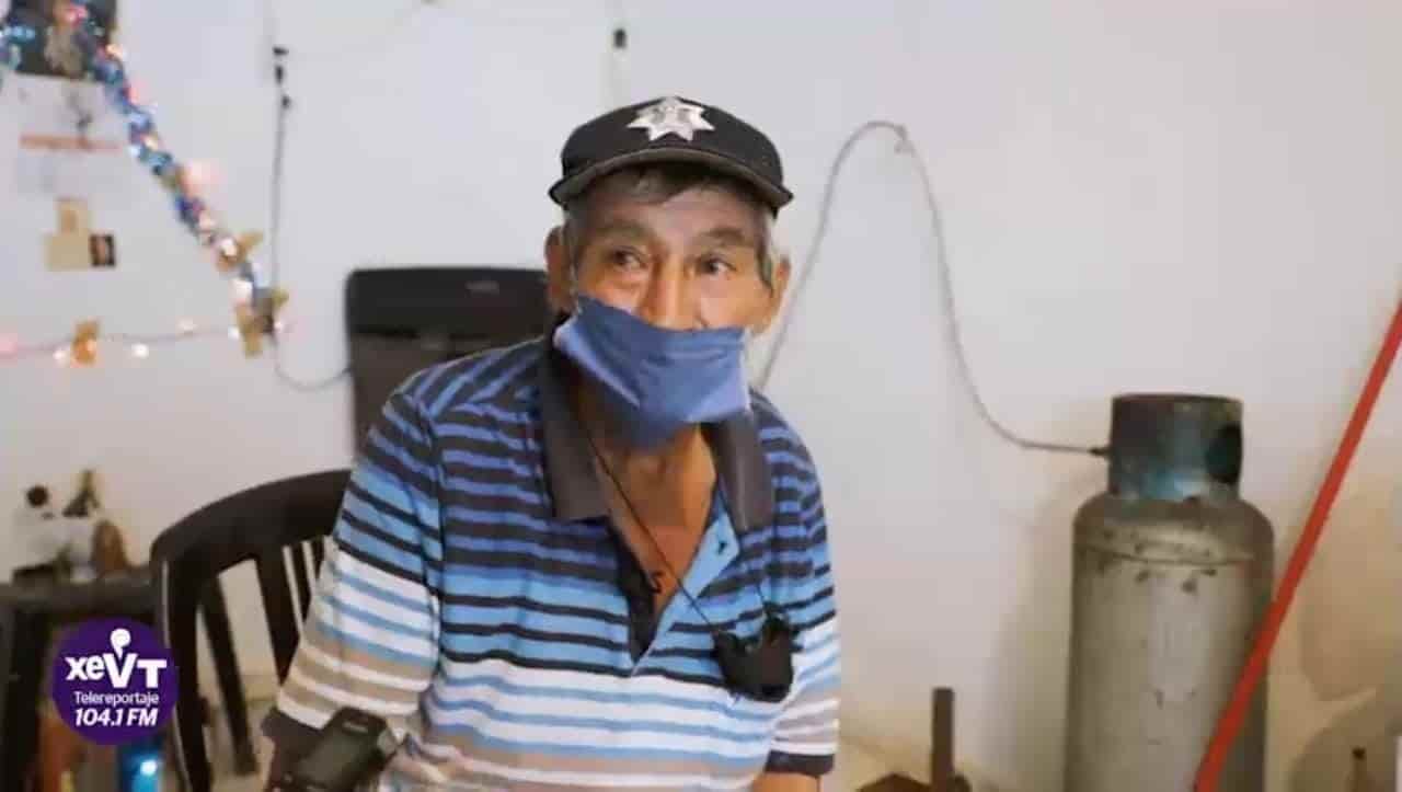 A sus 79 años vende dulces, y sueña con comprar un aparato auditivo A sus 79 años vende dulces, y sueña con comprar un aparato auditivo