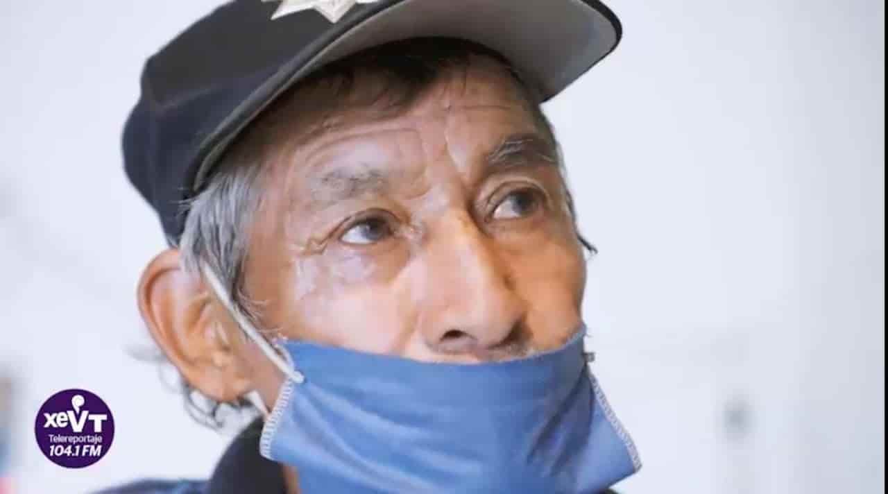 A sus 79 años vende dulces, y sueña con comprar un aparato auditivo A sus 79 años vende dulces, y sueña con comprar un aparato auditivo