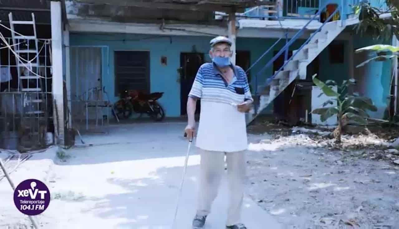 A sus 79 años vende dulces, y sueña con comprar un aparato auditivo A sus 79 años vende dulces, y sueña con comprar un aparato auditivo