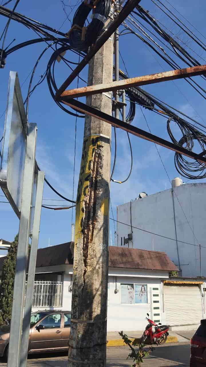 Temen vecinos de la López Mateos que poste de luz deteriorado colapse y genere daños Temen vecinos de la López Mateos que poste de luz deteriorado colapse y genere daños
