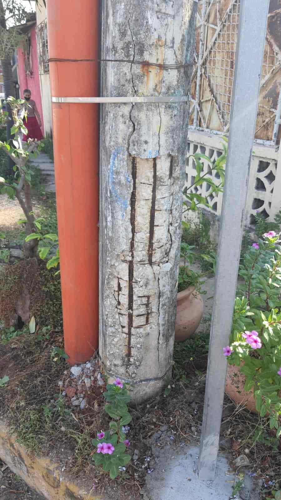 Temen vecinos de la López Mateos que poste de luz deteriorado colapse y genere daños Temen vecinos de la López Mateos que poste de luz deteriorado colapse y genere daños