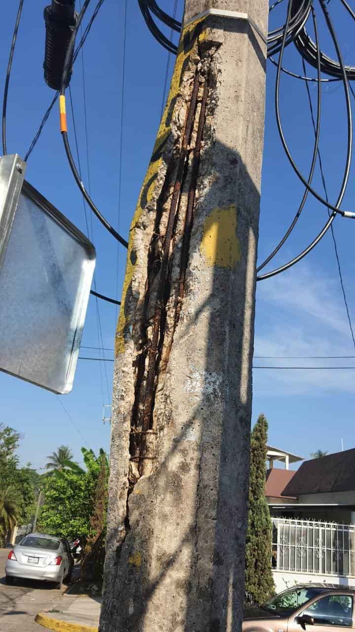 Temen vecinos de la López Mateos que poste de luz deteriorado colapse y genere daños Temen vecinos de la López Mateos que poste de luz deteriorado colapse y genere daños