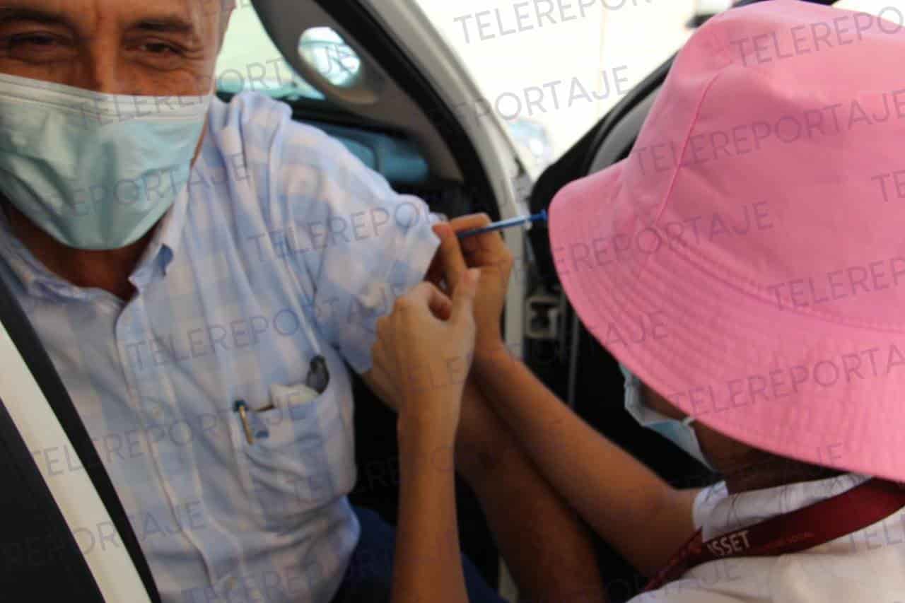 Recibe Carlos Merino vacuna contra coronavirus