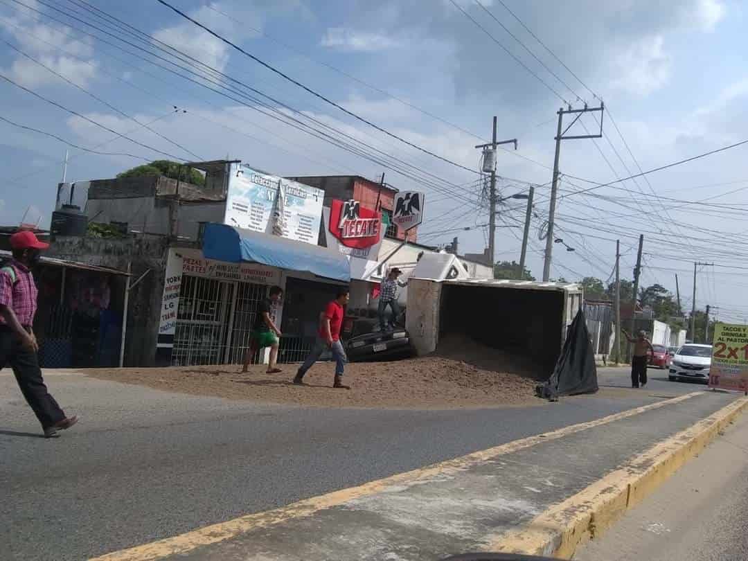 Vuelca volteo cargado de arena sobre carretera a La Isla