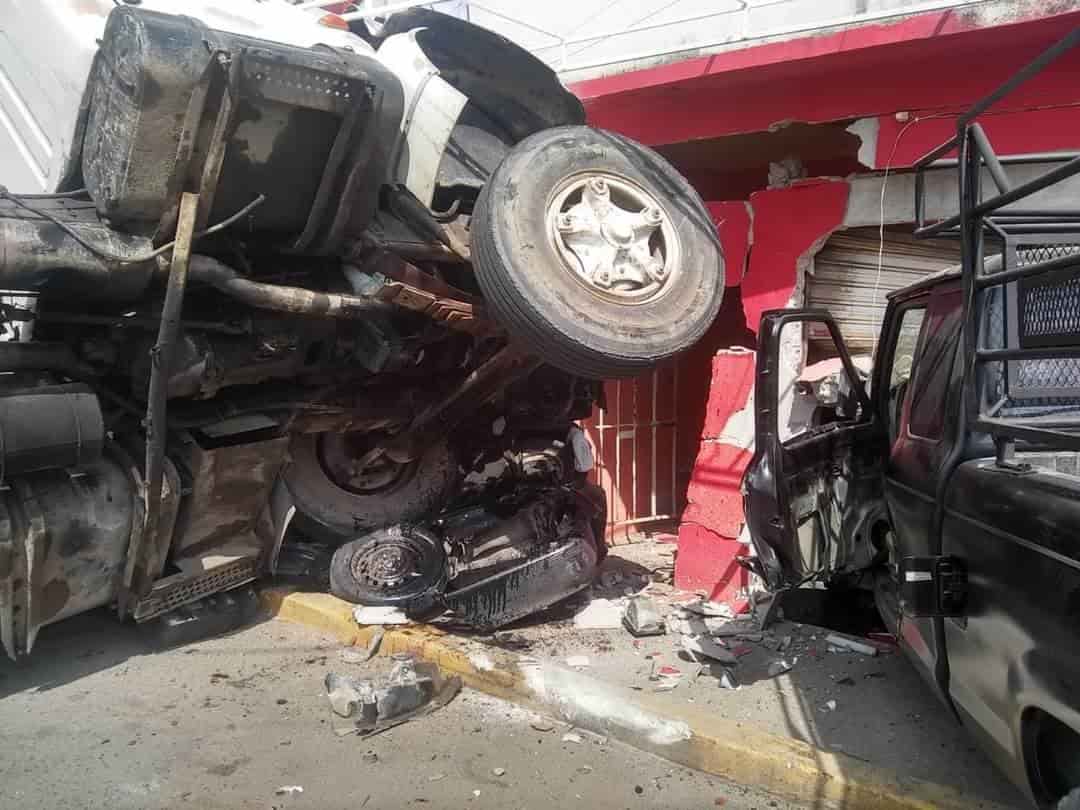 Vuelca volteo cargado de arena sobre carretera a La Isla