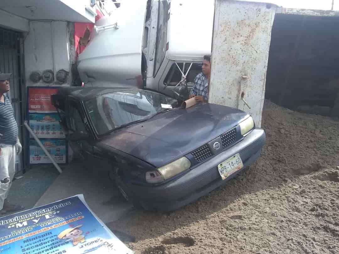 Vuelca volteo cargado de arena sobre carretera a La Isla