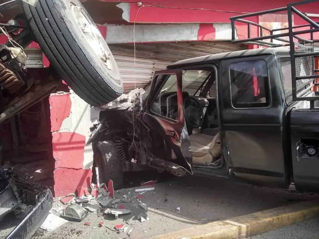 Vuelca volteo cargado de arena sobre carretera a La Isla