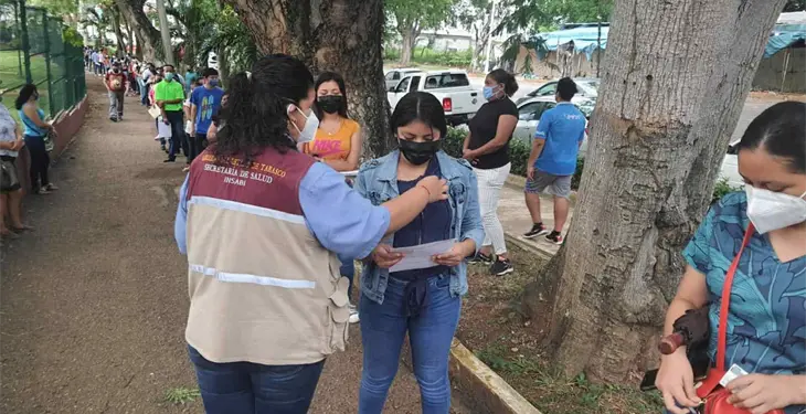 Acompañados de papás y abuelos llegaron jóvenes a vacunarse Acompañados de papás y abuelos llegaron jóvenes a vacunarse