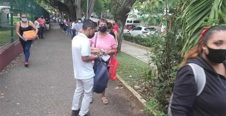 Acompañados de papás y abuelos llegaron jóvenes a vacunarse Acompañados de papás y abuelos llegaron jóvenes a vacunarse