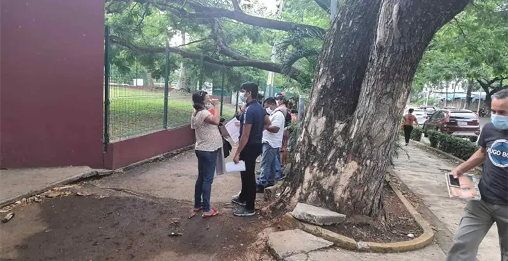 Acompañados de papás y abuelos llegaron jóvenes a vacunarse Acompañados de papás y abuelos llegaron jóvenes a vacunarse