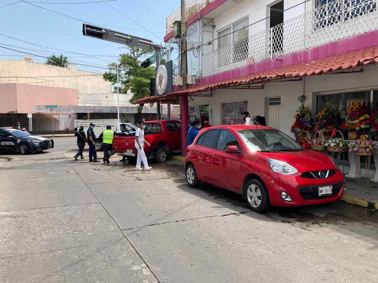 Choque en Paseo Tabasco deja un lesionado y daños materiales en florería Choque en Paseo Tabasco deja un lesionado y daños materiales en florería