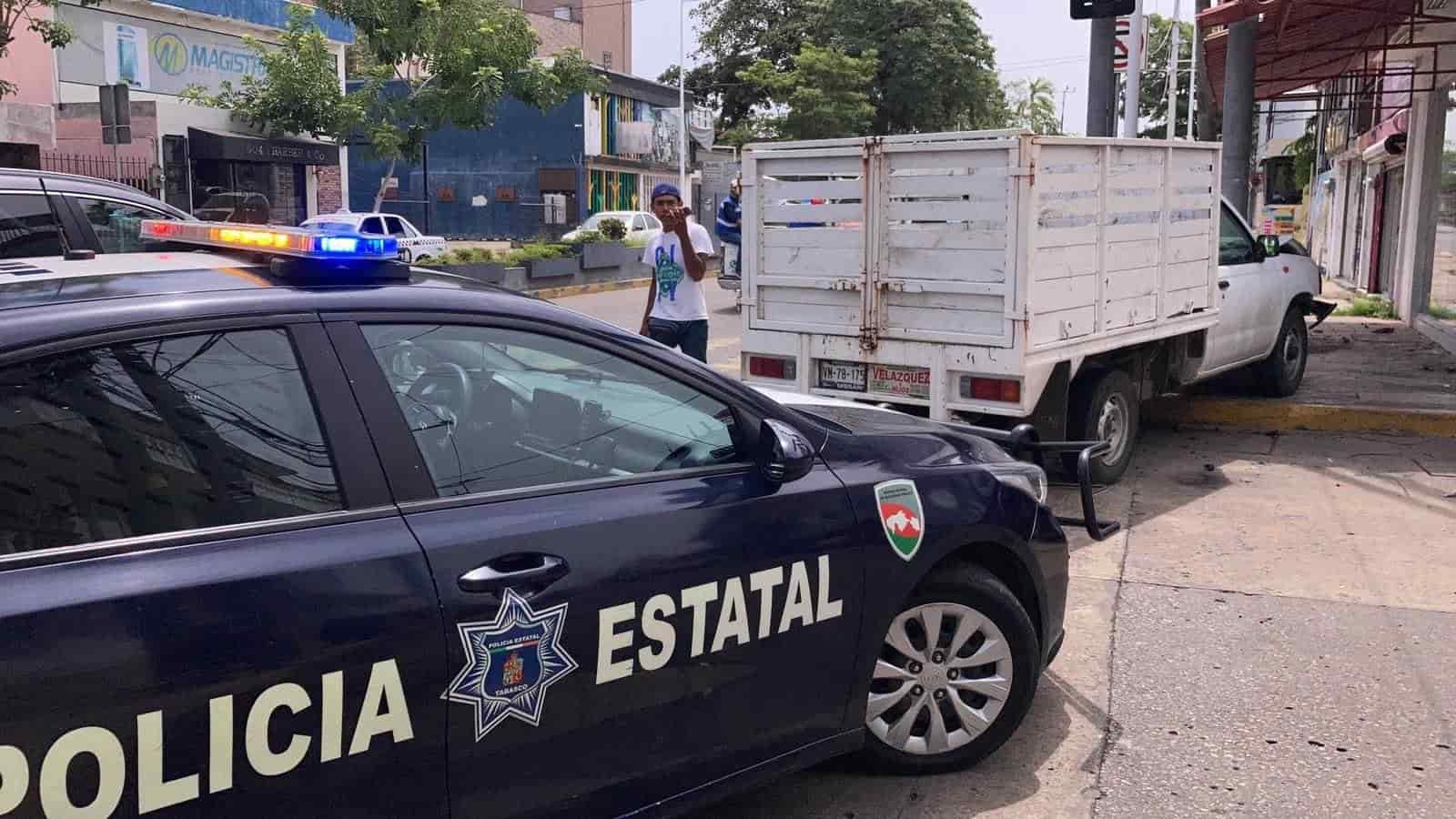 Choque en Paseo Tabasco deja un lesionado y daños materiales en florería Choque en Paseo Tabasco deja un lesionado y daños materiales en florería