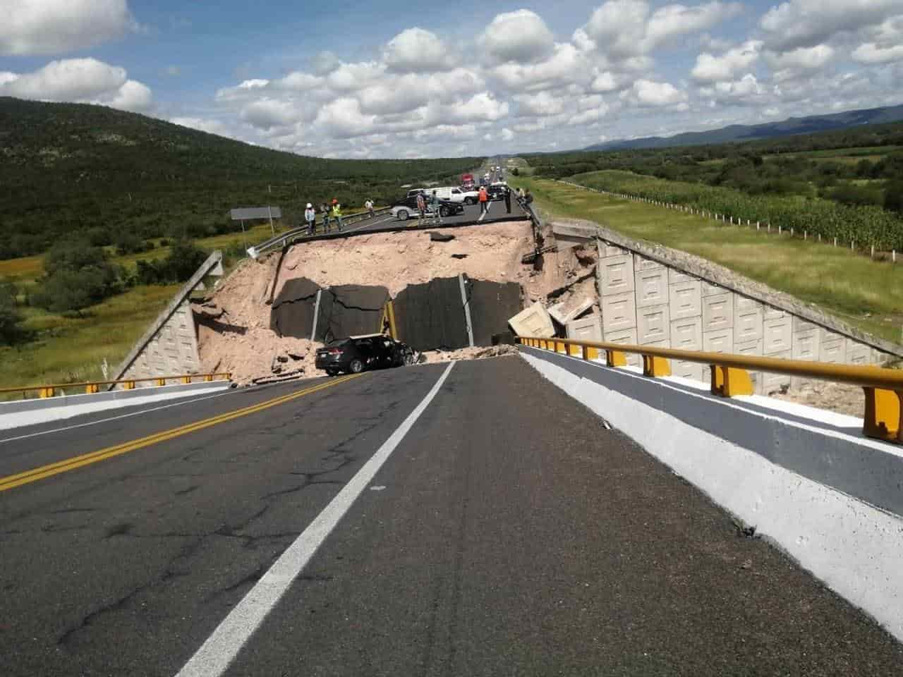 Se desploma puente elevado en carretera de San Luis Potosí