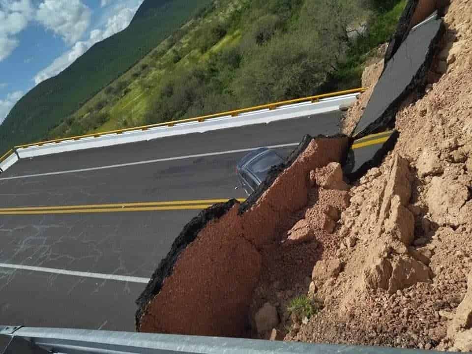 Se desploma puente elevado en carretera de San Luis Potosí