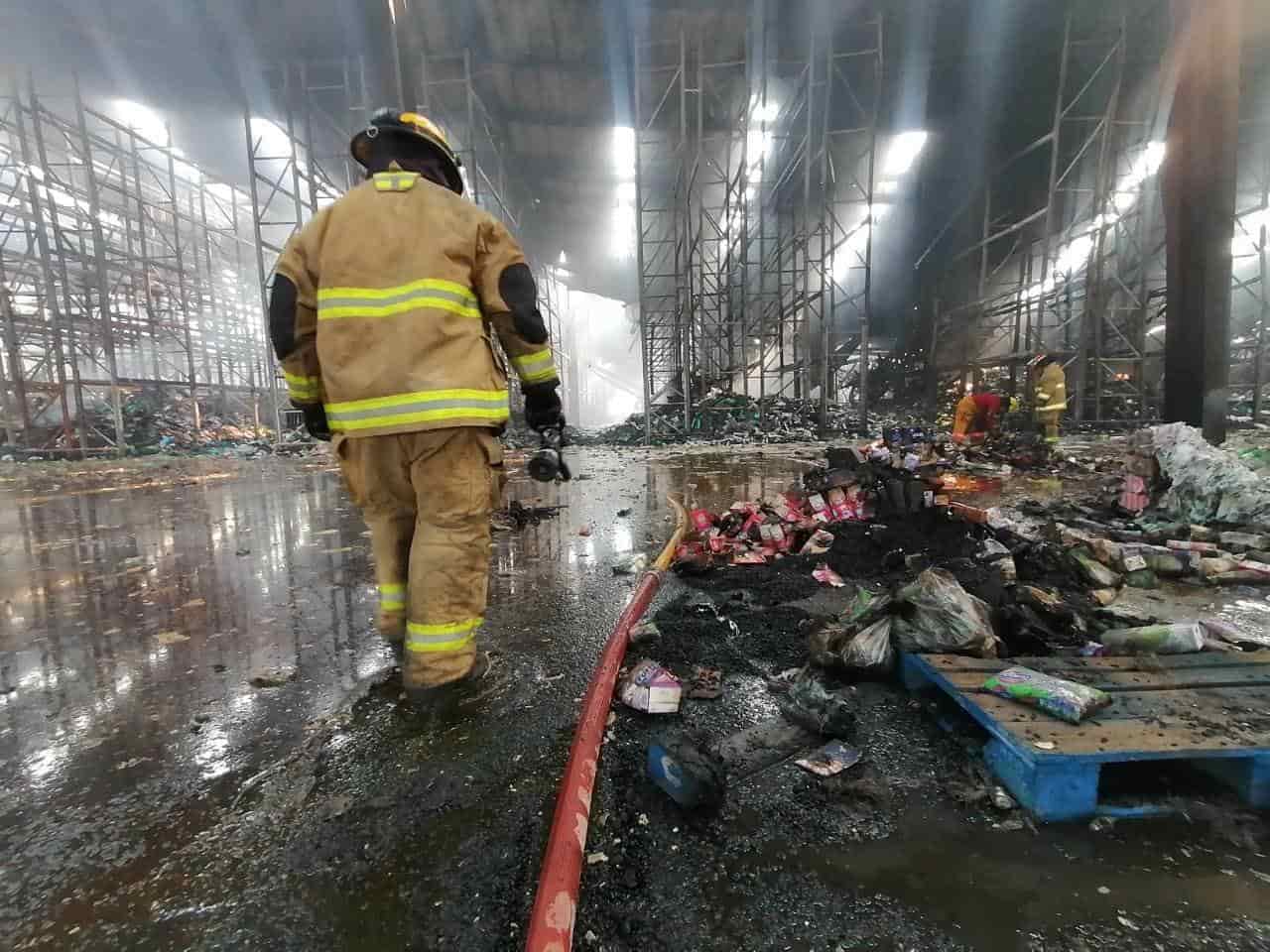 Inundan CEDIS de Súper Sánchez para extinguir el incendio Inundan CEDIS de Súper Sánchez para extinguir el incendio