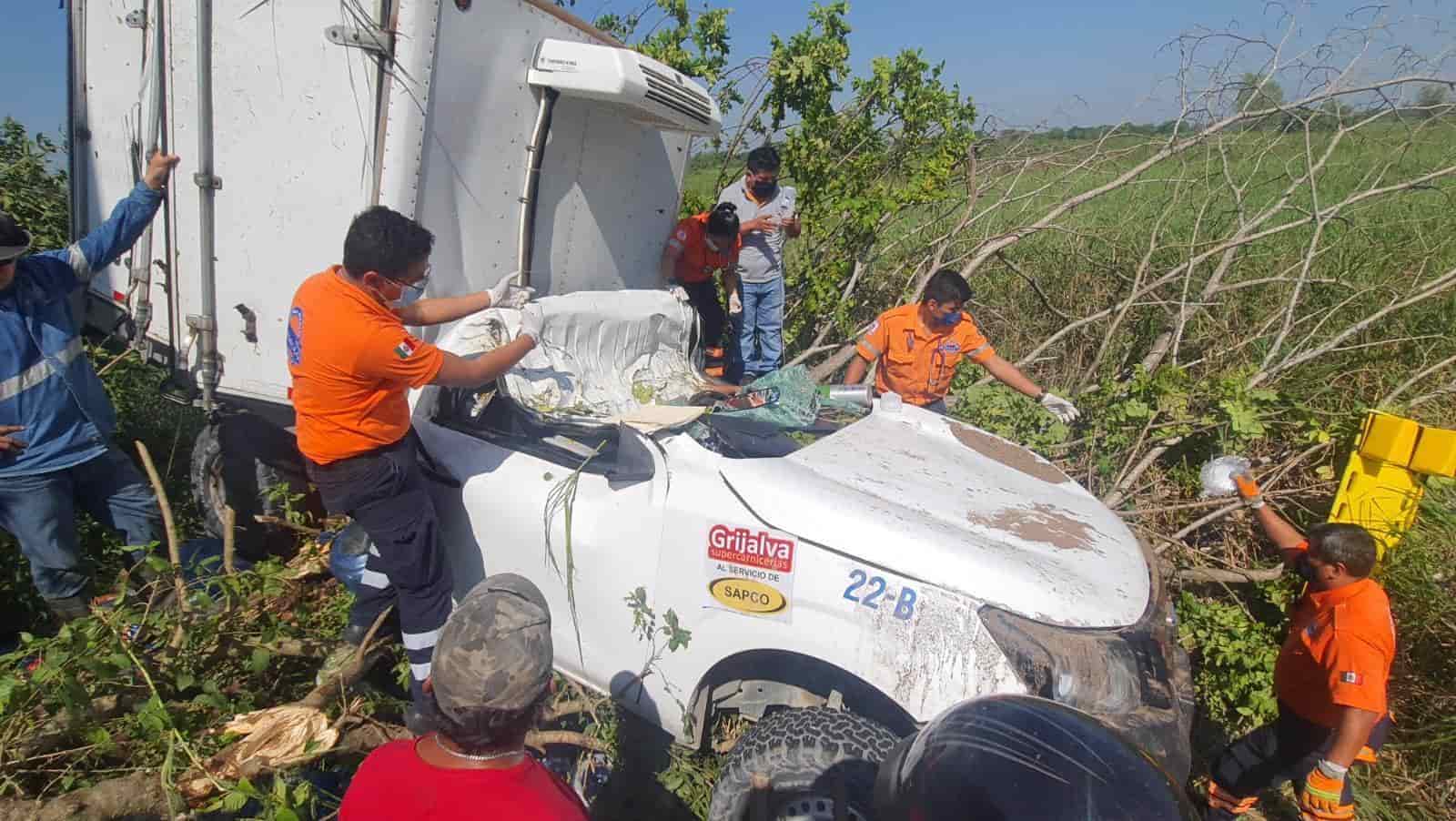 Vehículo de carga choca en la Villahermosa-Cárdenas Vehículo de carga choca en la Villahermosa-Cárdenas