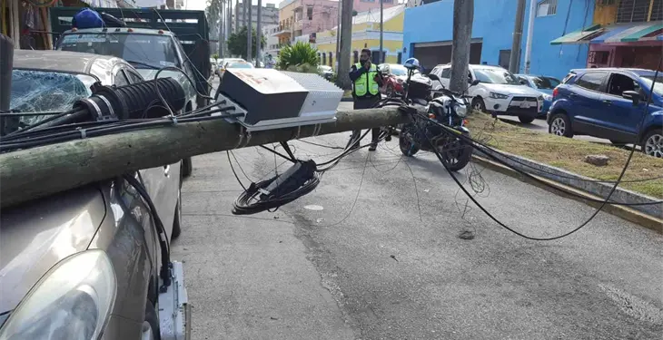 Cae poste de telefonía sobre carro en avenida Pino Suárez Cae poste de telefonía sobre carro en avenida Pino Suárez