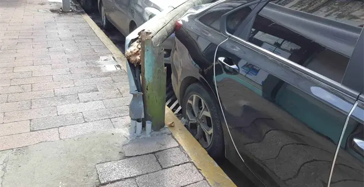 Cae poste de telefonía sobre carro en avenida Pino Suárez Cae poste de telefonía sobre carro en avenida Pino Suárez
