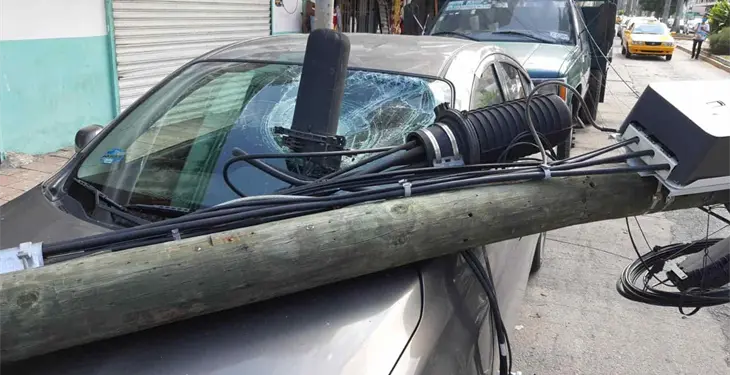 Cae poste de telefonía sobre carro en avenida Pino Suárez Cae poste de telefonía sobre carro en avenida Pino Suárez