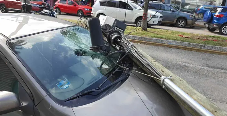 Cae poste de telefonía sobre carro en avenida Pino Suárez Cae poste de telefonía sobre carro en avenida Pino Suárez