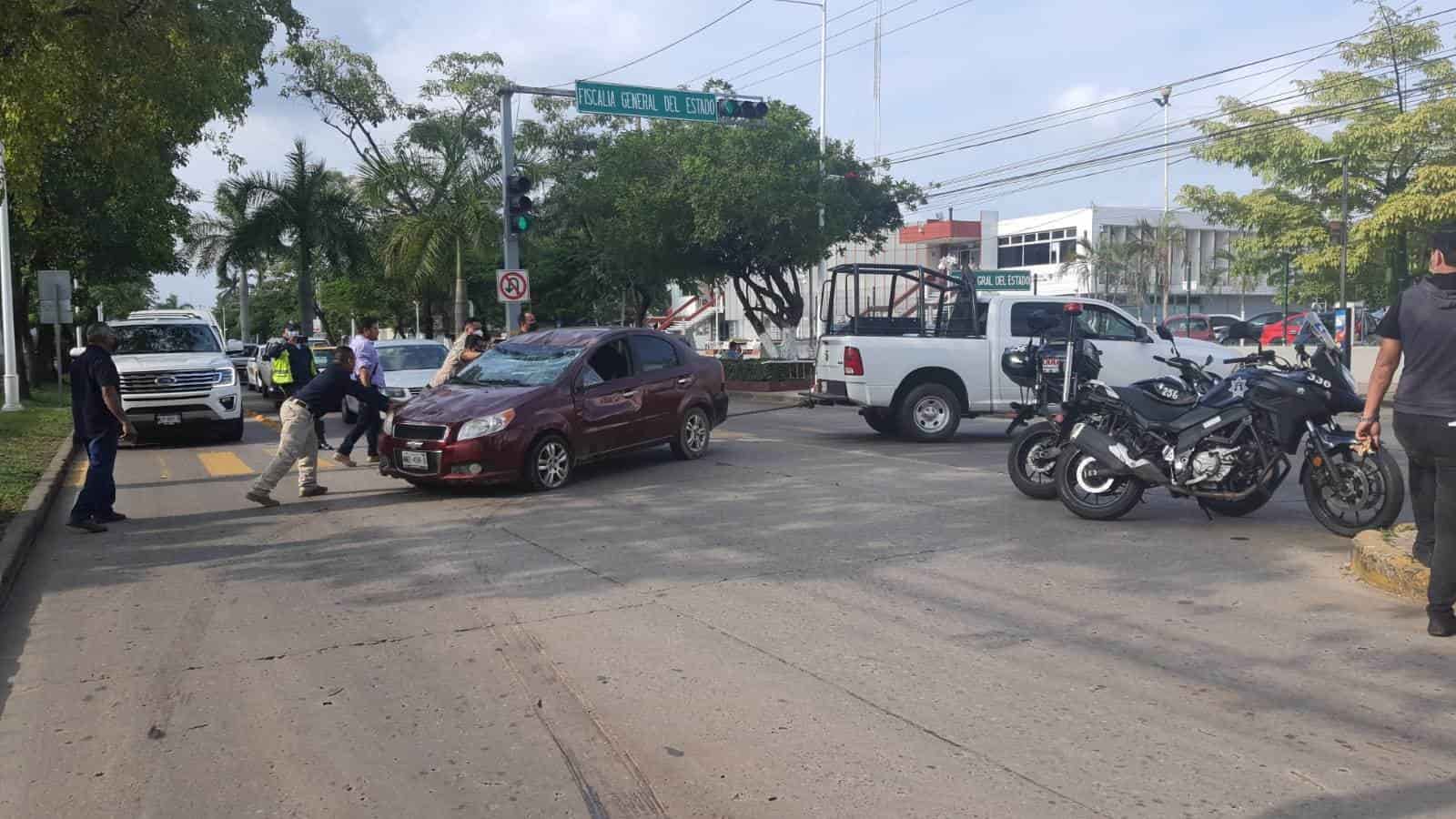 Vuelca auto en avenida Usumacinta; la conductora resultó lesionada