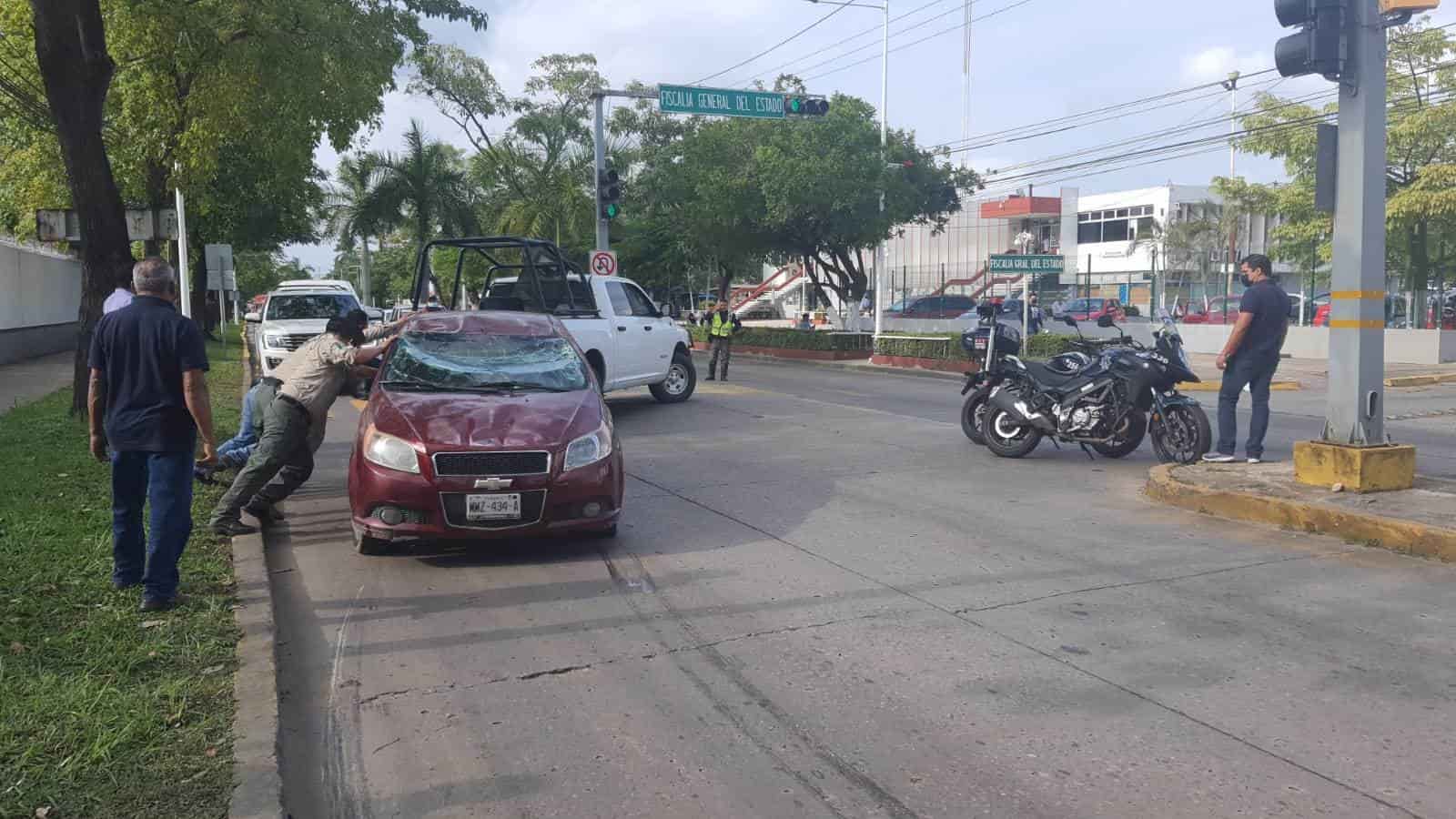Vuelca auto en avenida Usumacinta; la conductora resultó lesionada