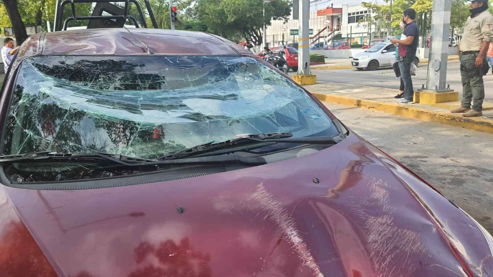 Vuelca auto en avenida Usumacinta; la conductora resultó lesionada
