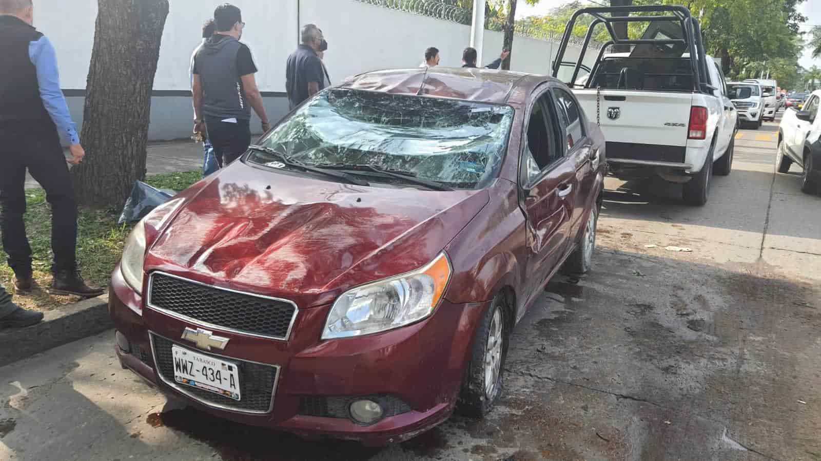 Vuelca auto en avenida Usumacinta; la conductora resultó lesionada