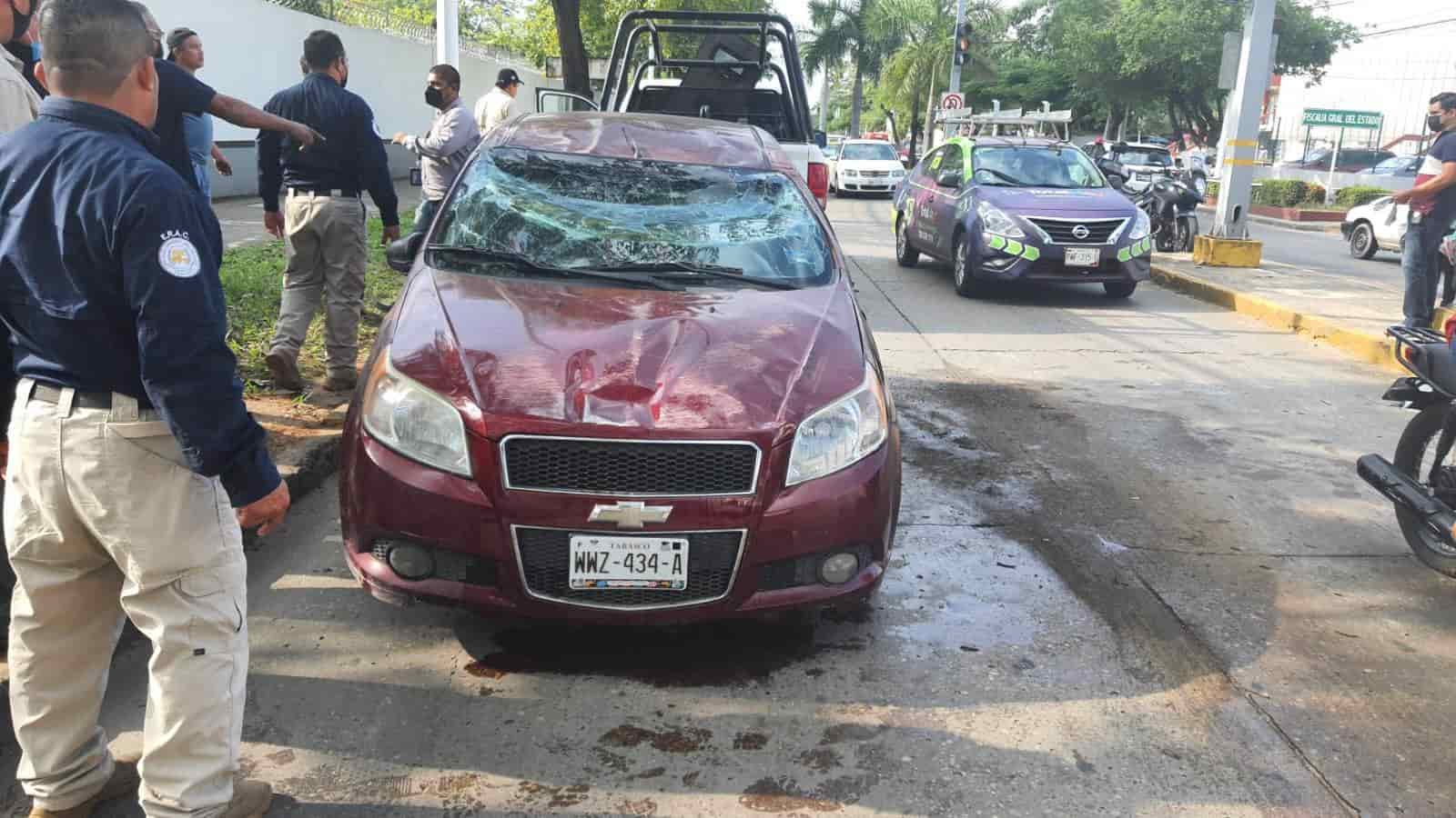 Vuelca auto en avenida Usumacinta; la conductora resultó lesionada