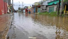 Tapón de basura y maleza en puente de Macuspana afectó a 40 familias