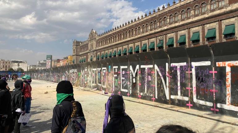 En marcha del 8M hay hombres infiltrados que realizan destrozos: AMLO