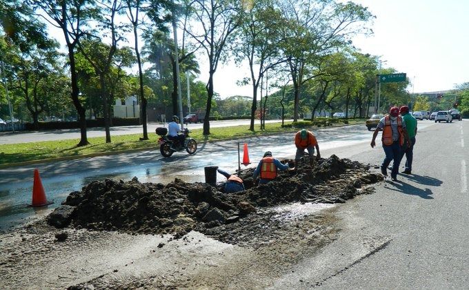 Repara SAS fuga de agua sobre Paseo Tabasco Repara SAS fuga de agua sobre Paseo Tabasco
