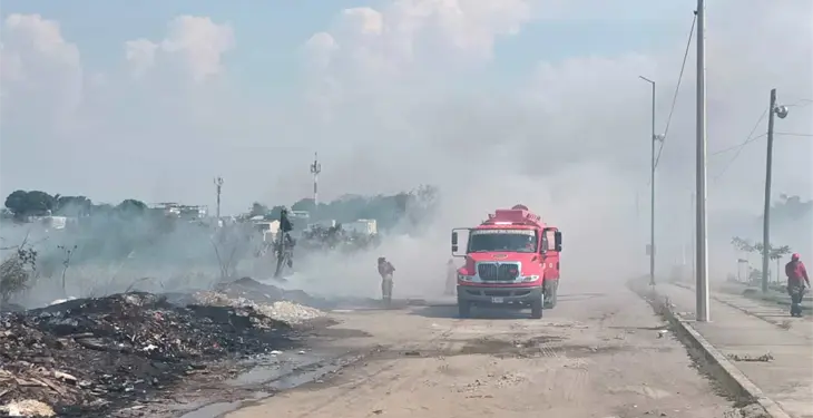 Se incendia basurero clandestino en Villahermosa 