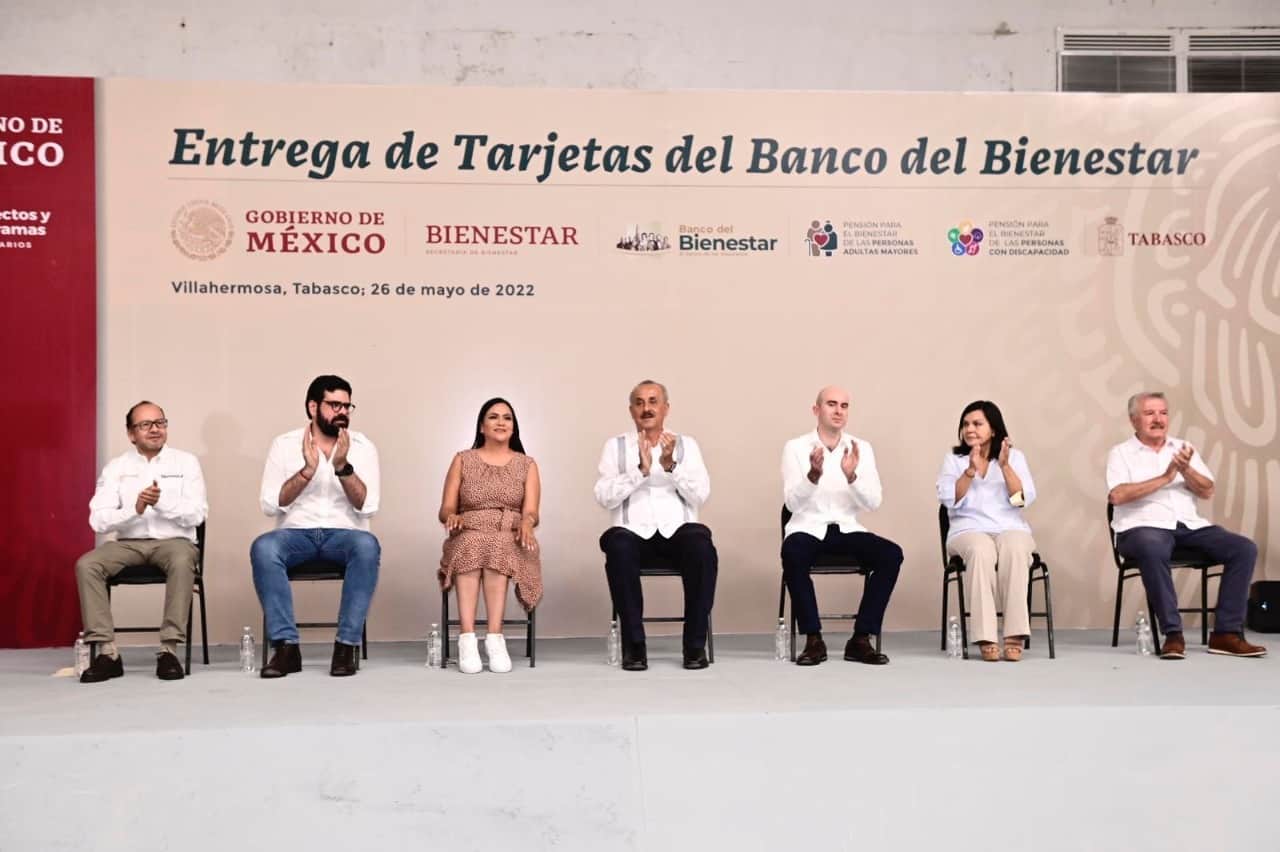 Entregan en Tabasco tarjetas del Banco del Bienestar