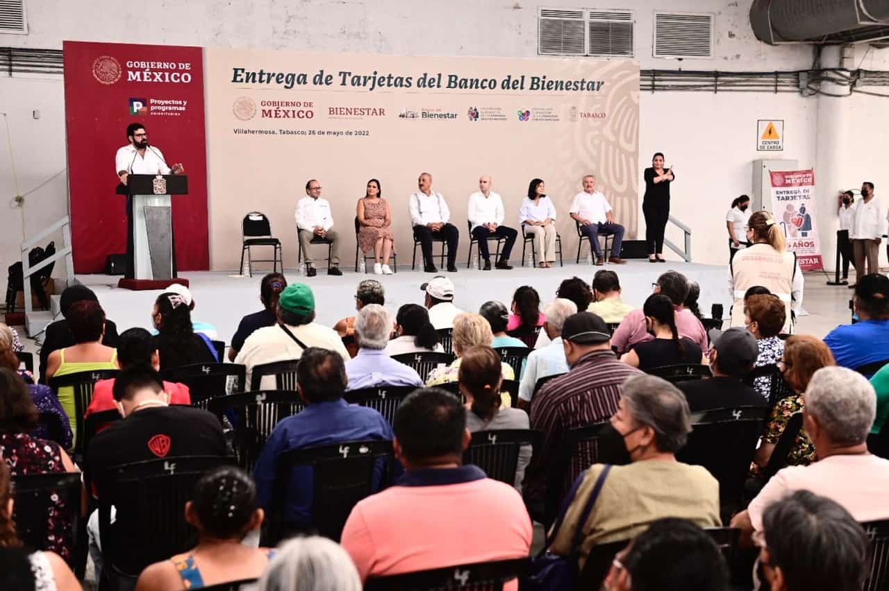 Entregan en Tabasco tarjetas del Banco del Bienestar