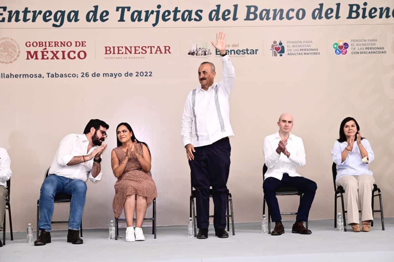 Entregan en Tabasco tarjetas del Banco del Bienestar