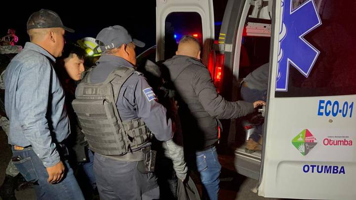 Rescatan a medio centenar de migrantes transportados en un trailer, en Edomex