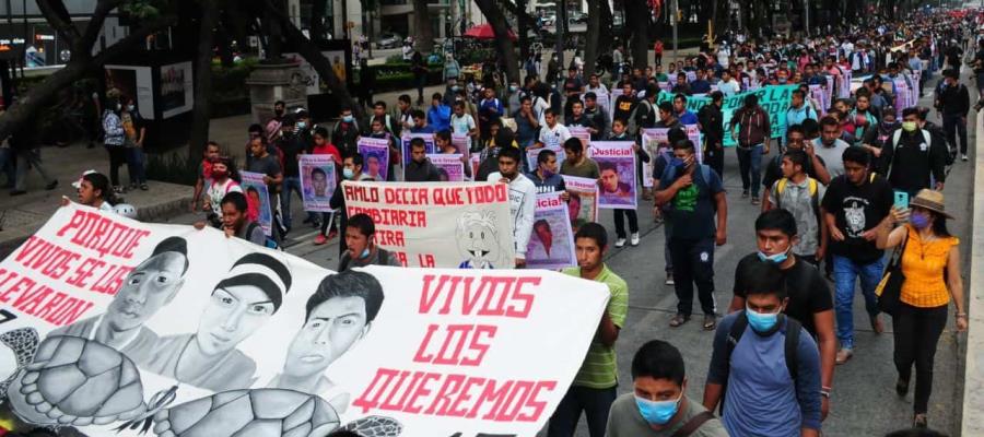 Padres de normalistas de Ayotzinapa solicitan reunión con Obrador