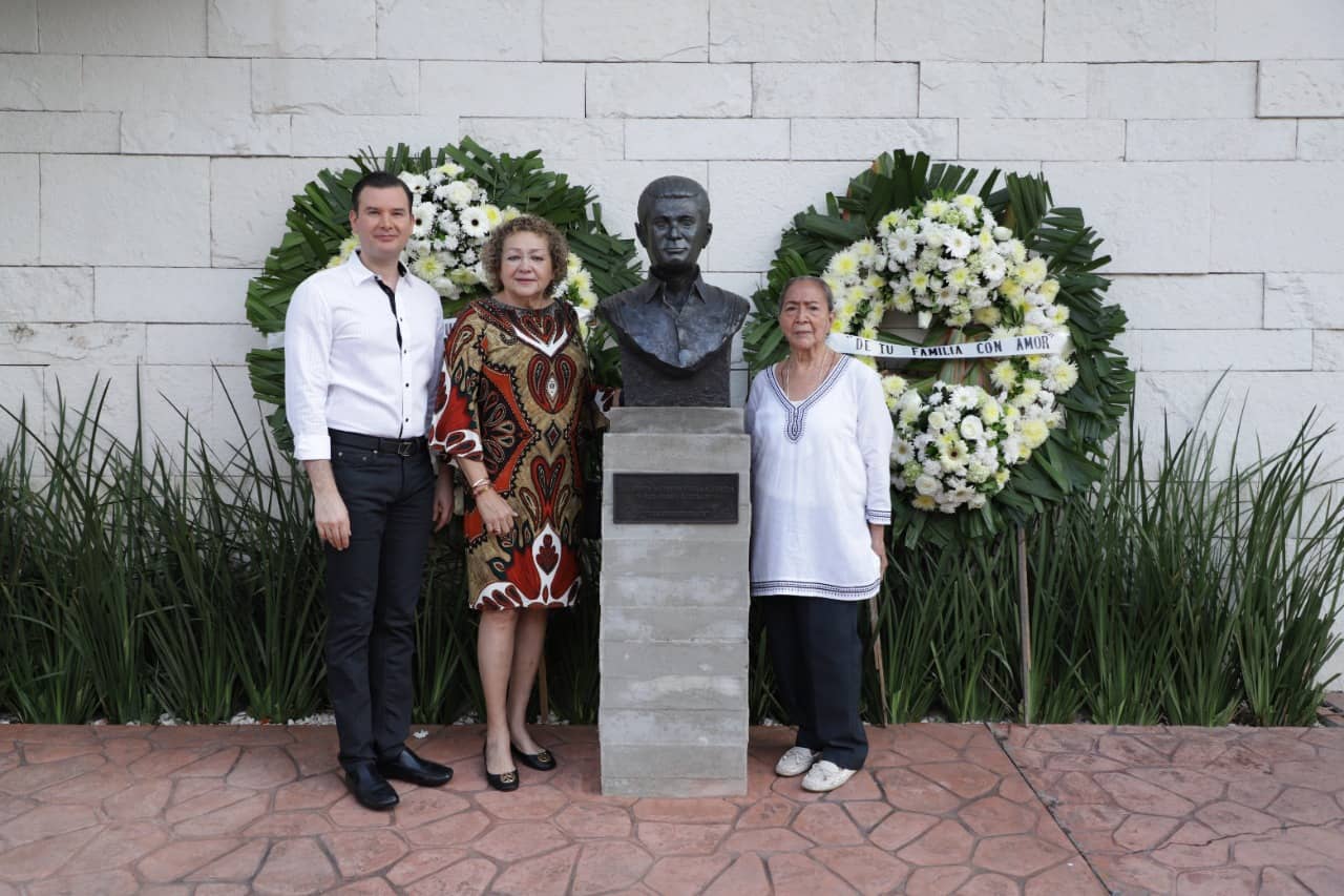 Recuerdan con ofrenda floral y guardia de honor a Chucho Sibilla a 100 años de su nacimiento Recuerdan con ofrenda floral y guardia de honor a Chucho Sibilla a 100 años de su nacimiento